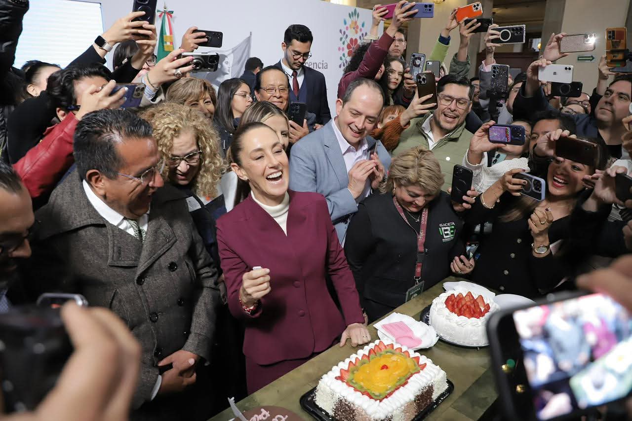 Festejan y felicitan a la presidenta Claudia Sheinbaum por su cumpleaños número 63