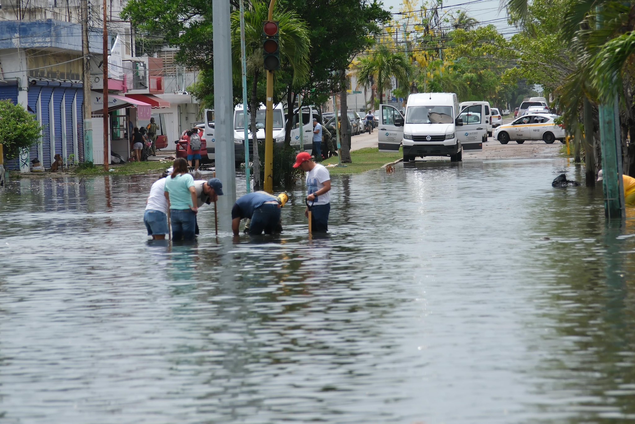 Ejecutan tres órdenes de gobierno acciones en favor de los afectados por las inundaciones en Chetumal