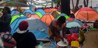 Permanecen migrantes en la plaza Giordana Bruno