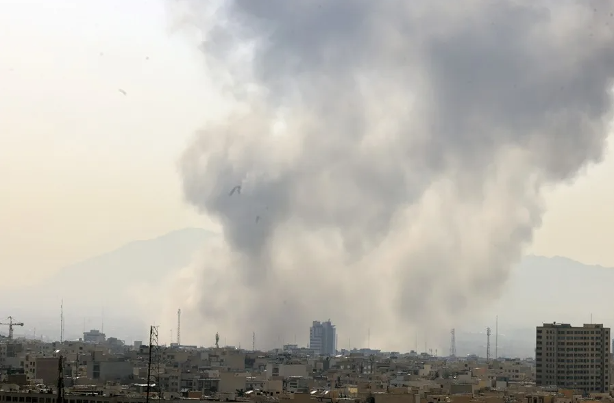 Lanzan Estados Unidos e Israel ofensiva conjunta contra Irán