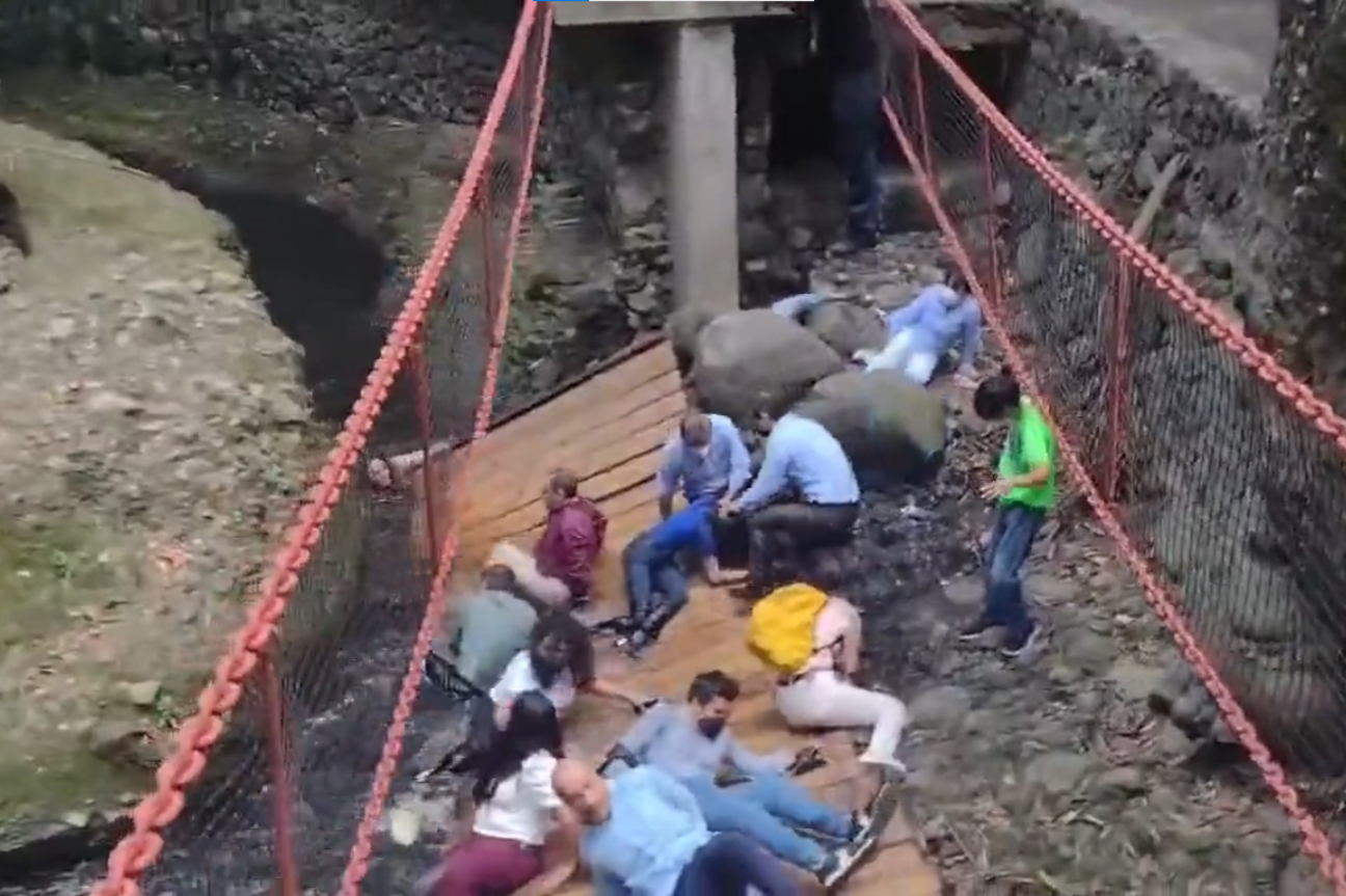 25 lesionados tras caída de puente colgante en Cuernavaca