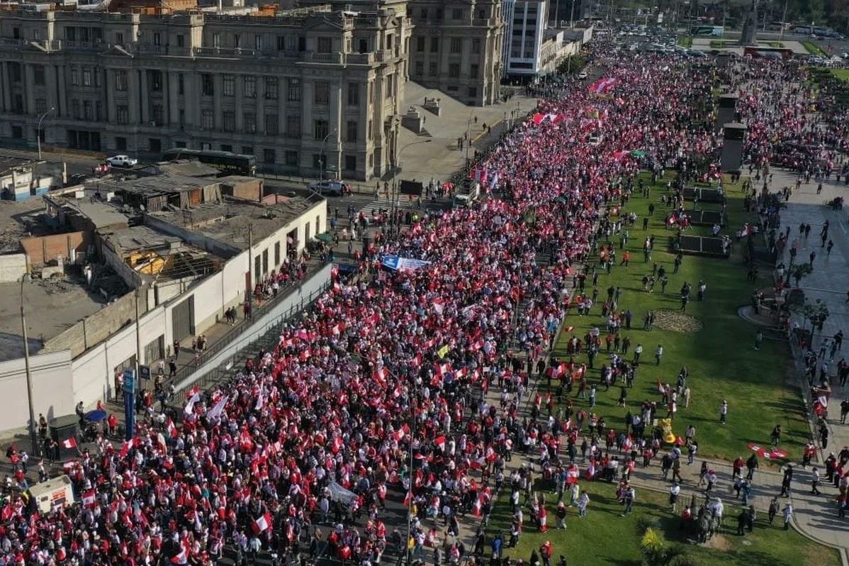 Marchan en Lima por apoyo a las víctimas del sur de Perú
