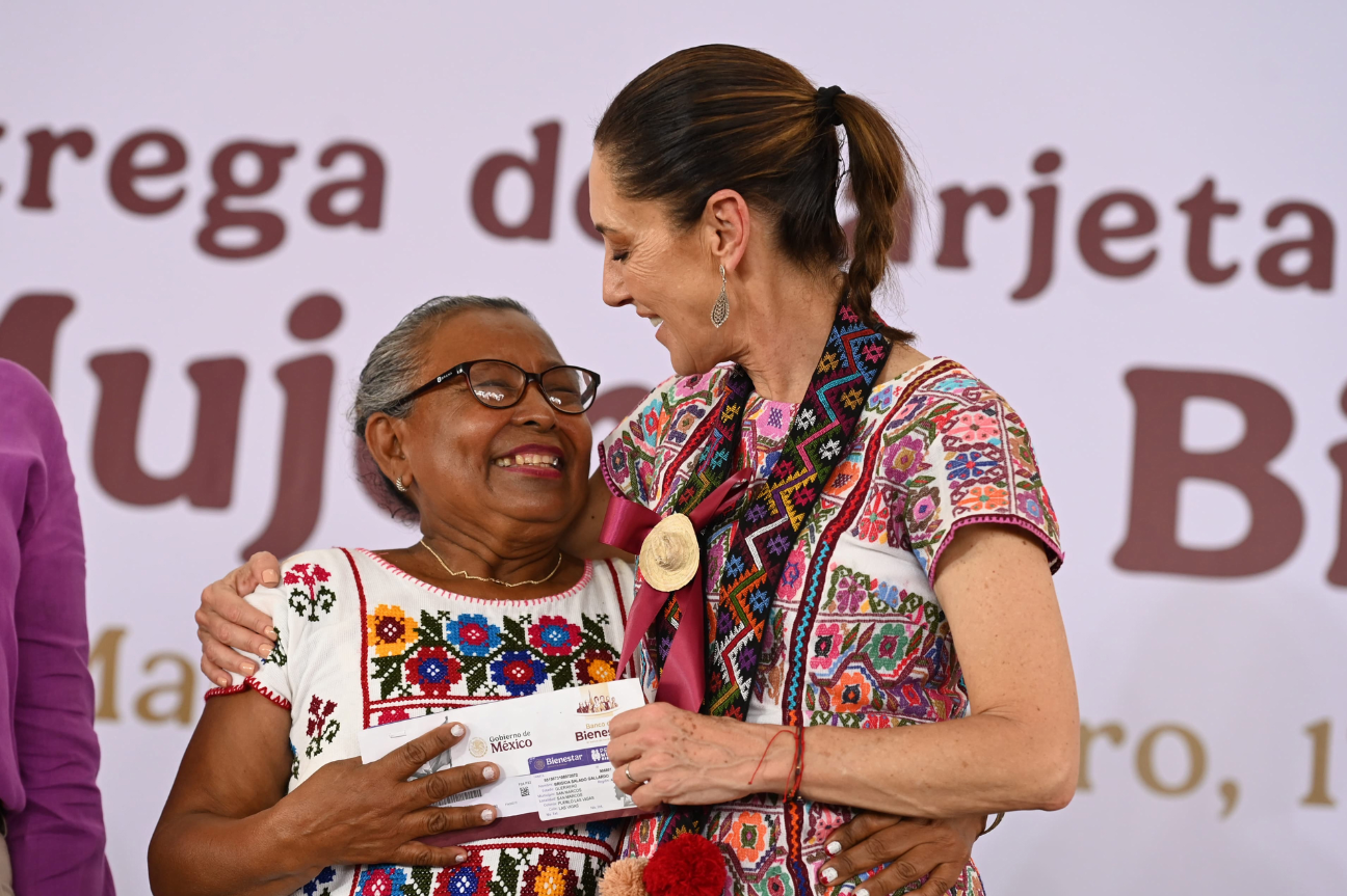 Entrega Claudia Sheinbaum tarjetas de la Pensión Mujeres Bienestar en San Marcos, Guerrero