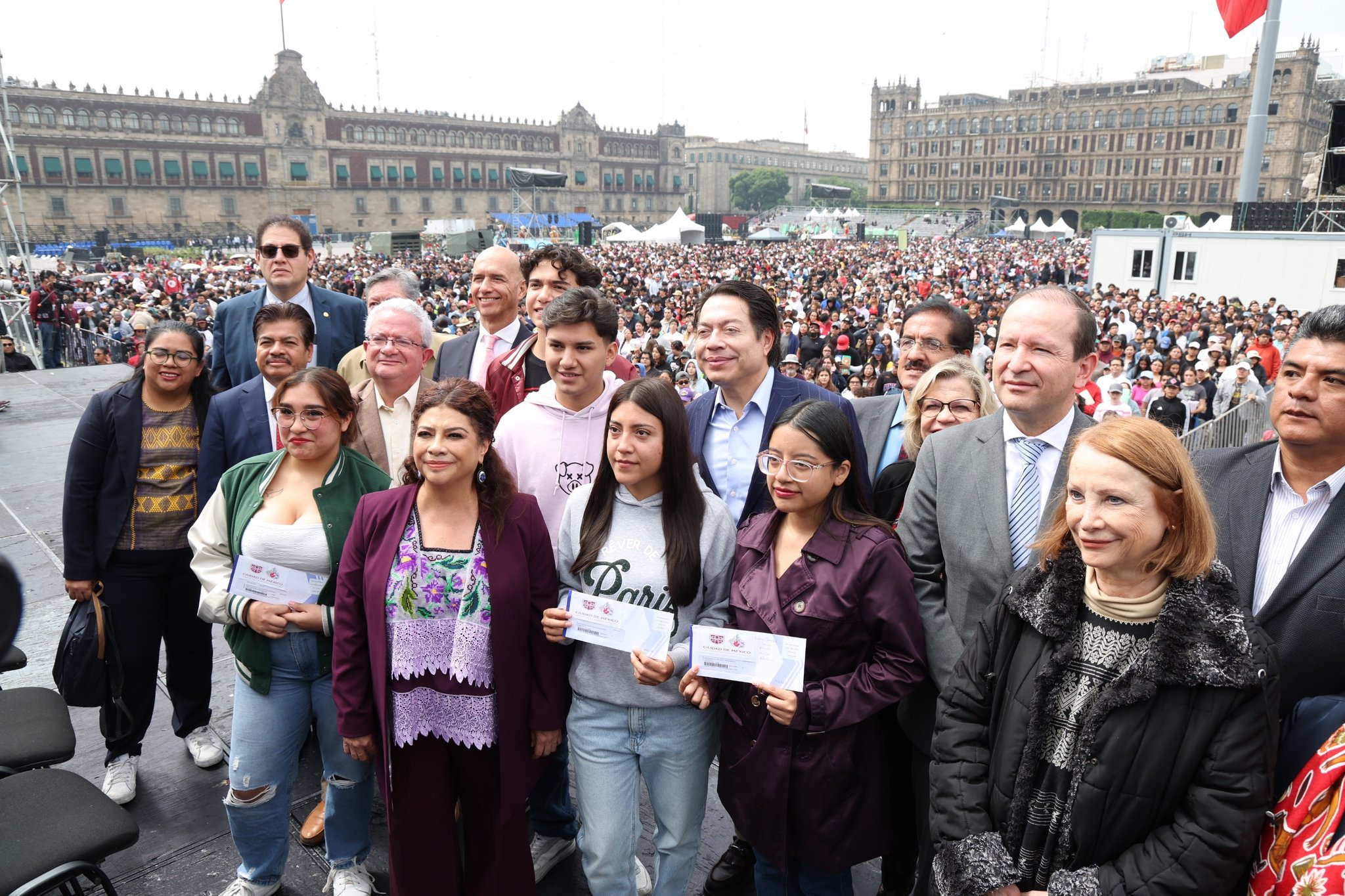 Entrega Clara Brugada 20 mil becas a estudiantes universitarios para transporte