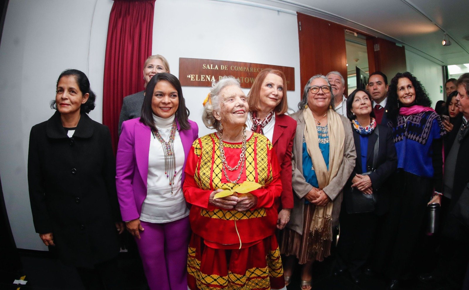 Dedica Senado Sala de Comparecencias a Elena Poniatowska Amor