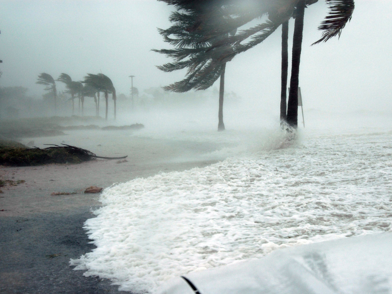 Se convierte “Hilary” en huracán categoría 2 tras intensificarse