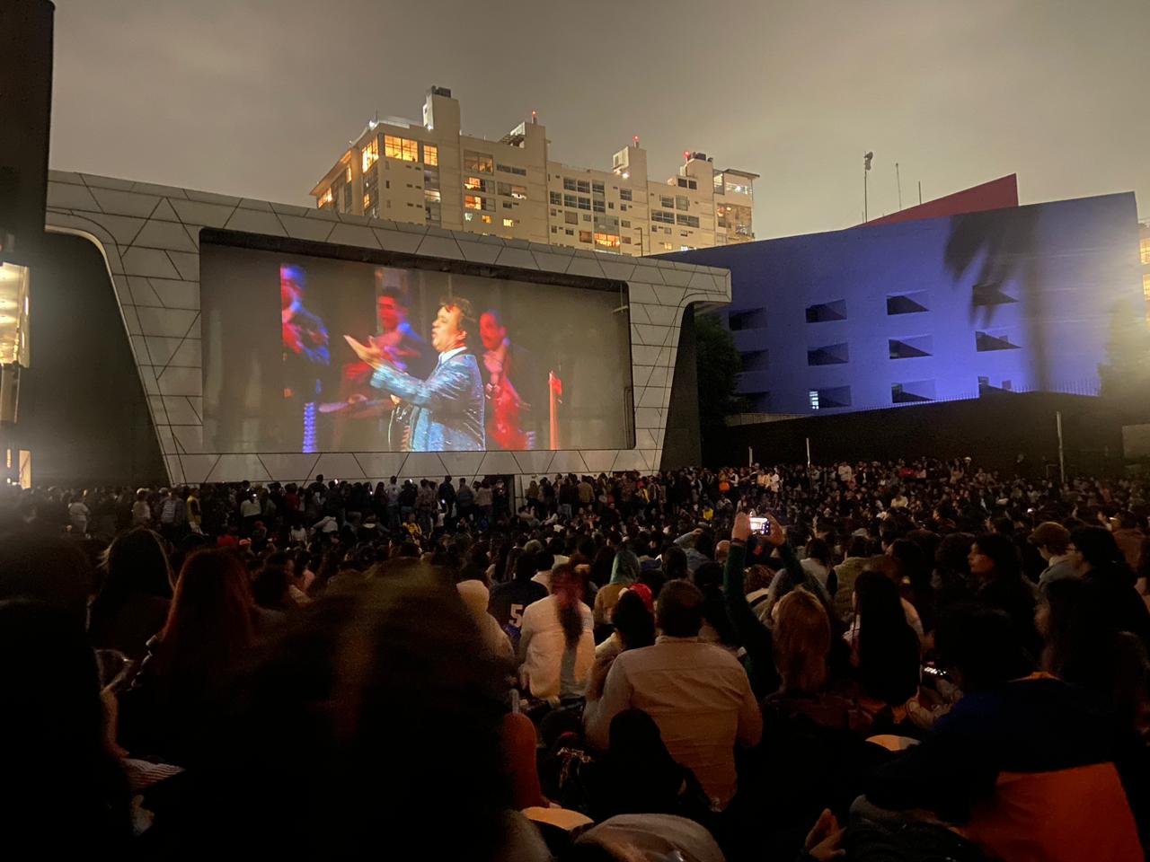 De Bellas Artes a la Cineteca Nacional: concierto de Juan Gabriel colapsa aforo durante proyección al aire libre