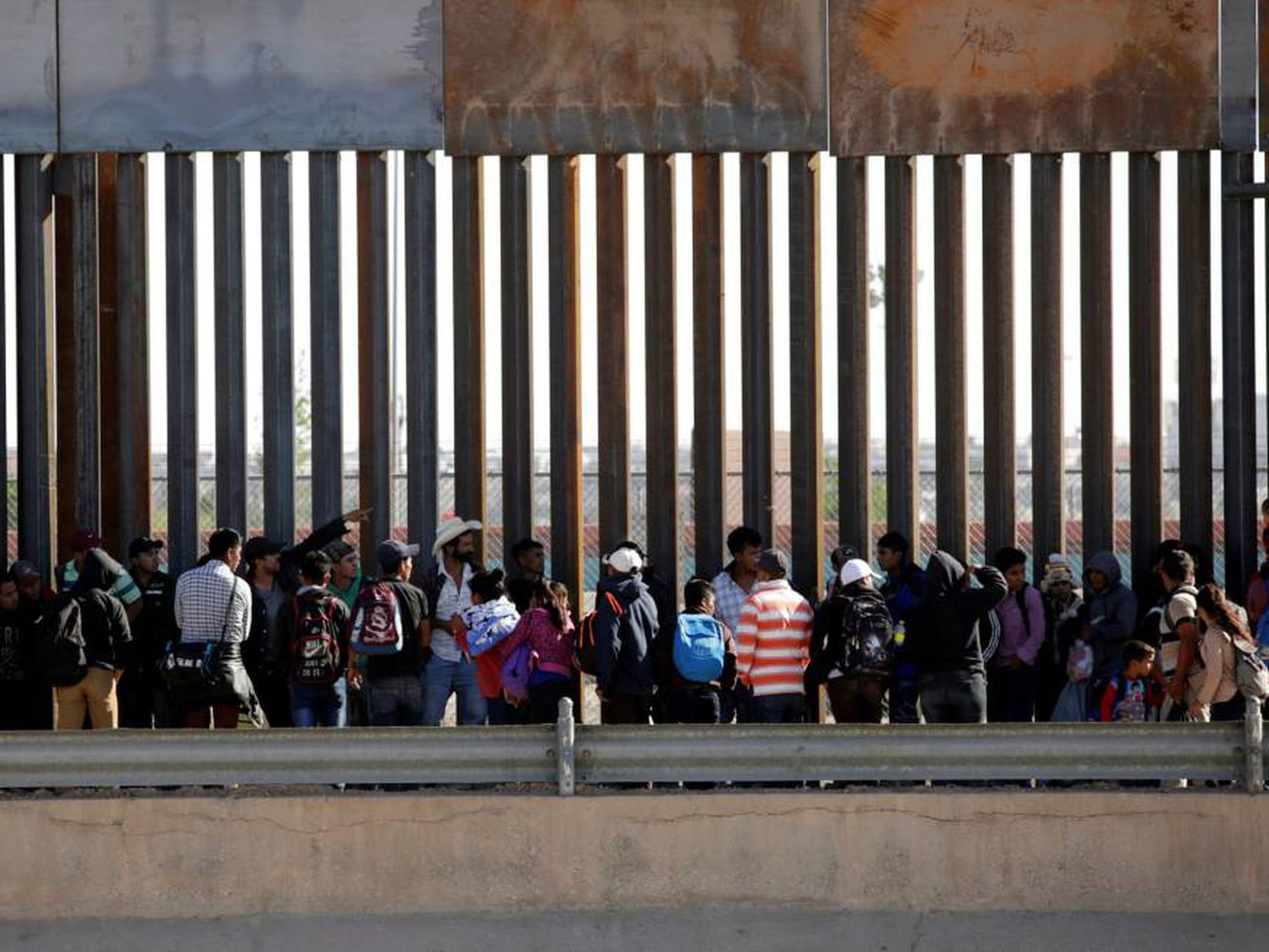 Pese a las nuevas reglas migratorias de Estados Unidos, continúa la llegada de personas migrantes a la frontera de México con EE.UU.