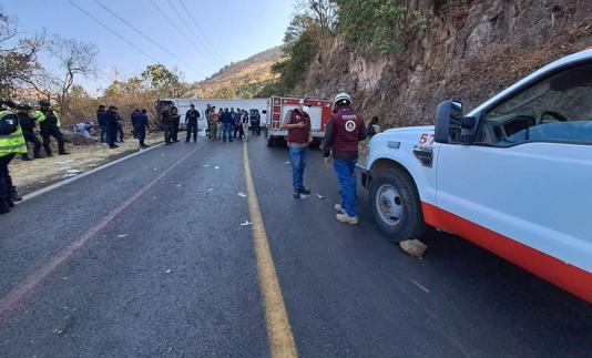 Fallecen 14 personas en accidente en carretera del Estado de México