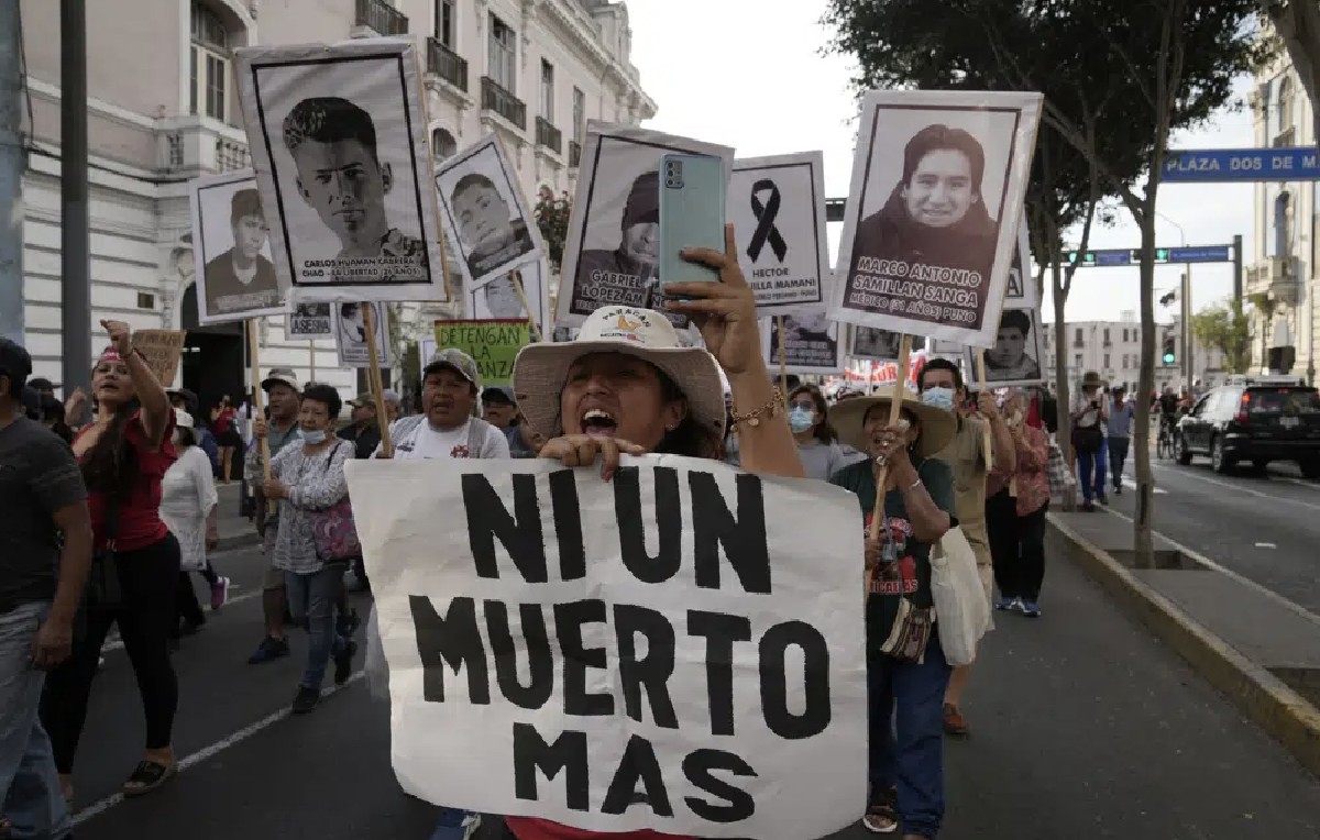 Comparece Dina Boluarte ante la Fiscalía de Perú por la muerte de manifestantes