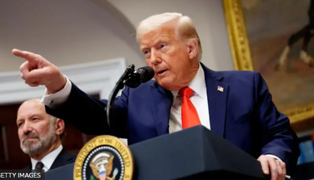 Impone Trump aranceles del 10% para países europeos que rechazan su plan sobre Groenlandia