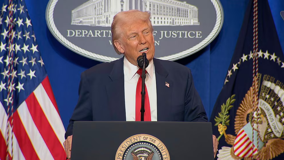 Demanda administración Trump a Nueva York por ley que prohíbe arrestos migratorios en tribunales