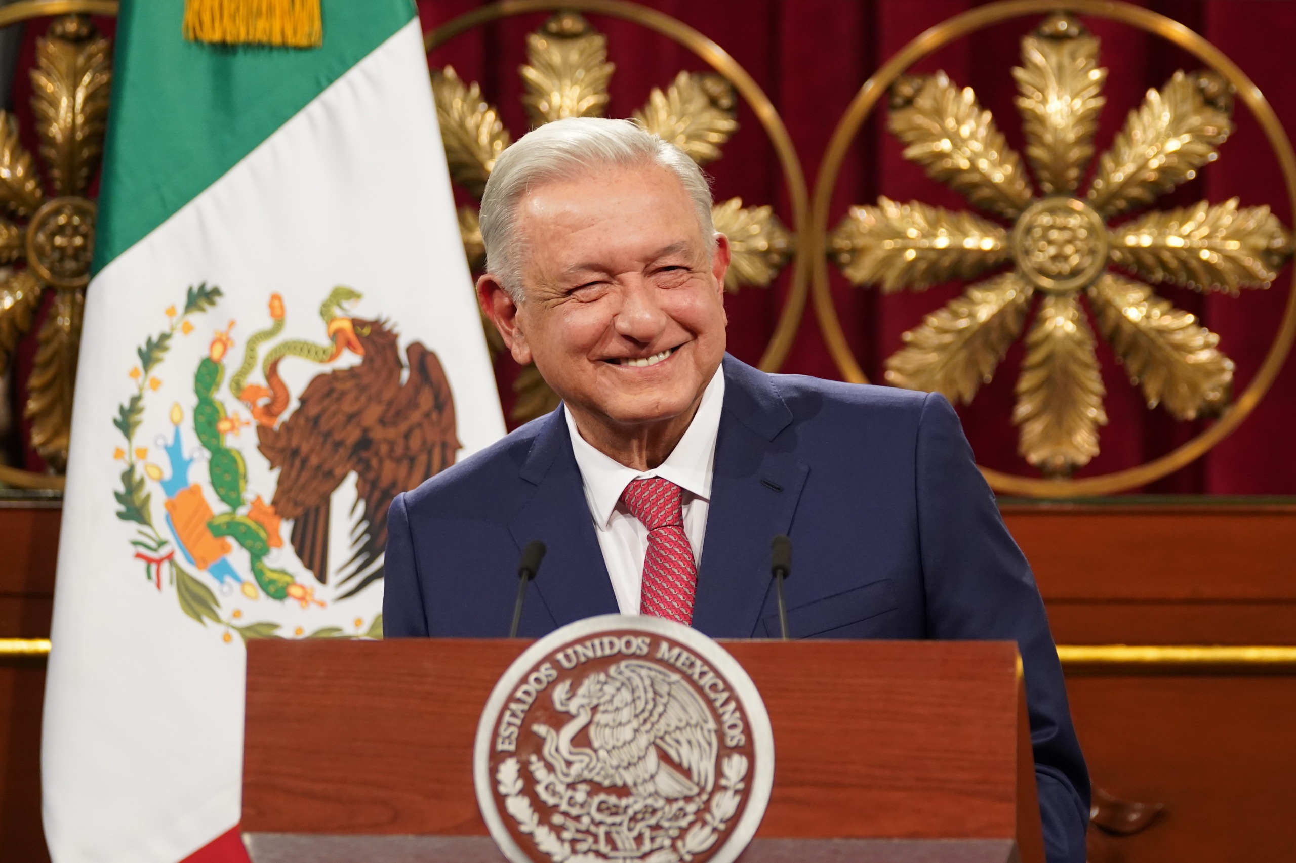 Becas y trabajo a los jóvenes entre las 20 iniciativas constitucionales presentadas por el presidente López Obrador