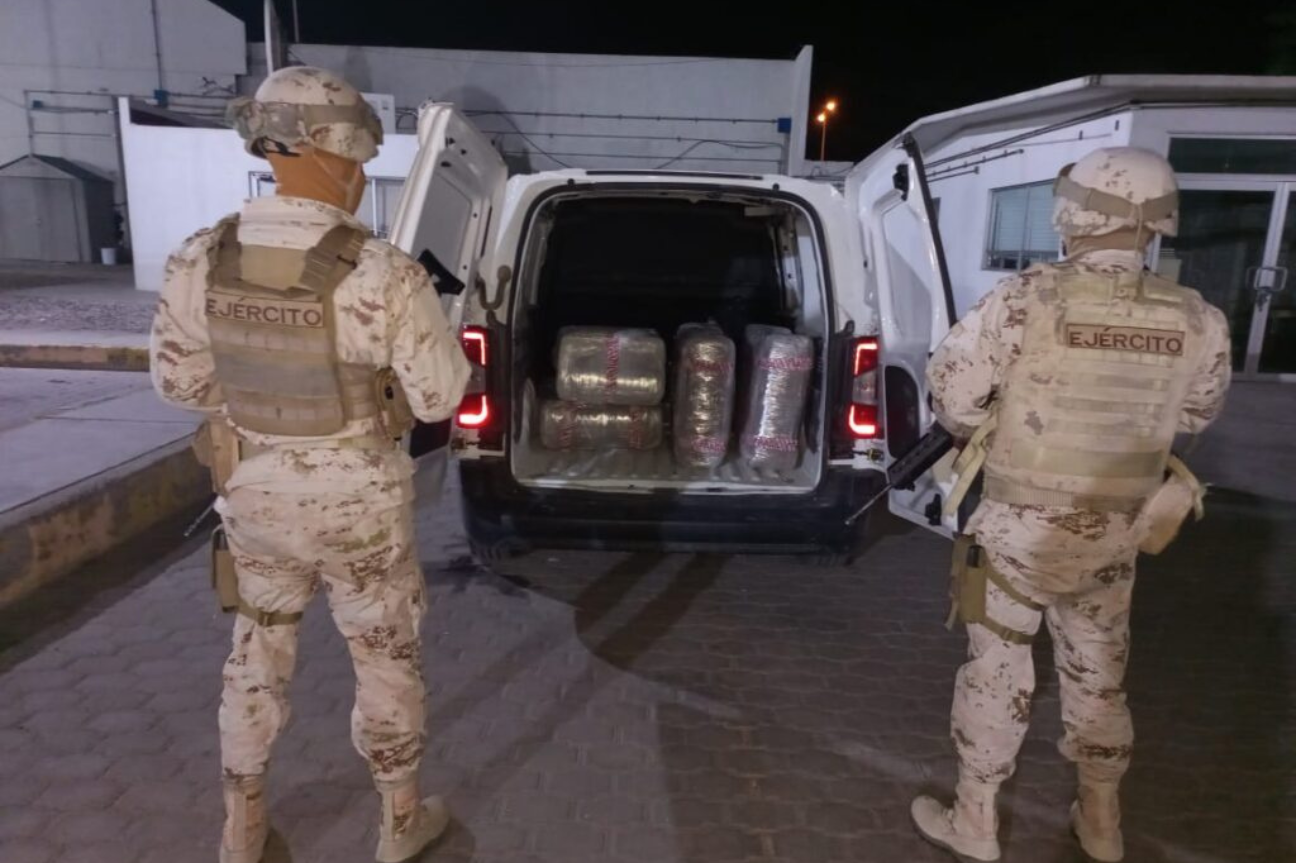 Aseguran el Ejército Mexicano, la Guardia Nacional y la FGR más de 100 kilogramos de drogas y 100 mil pastillas de fentanilo en Baja California.