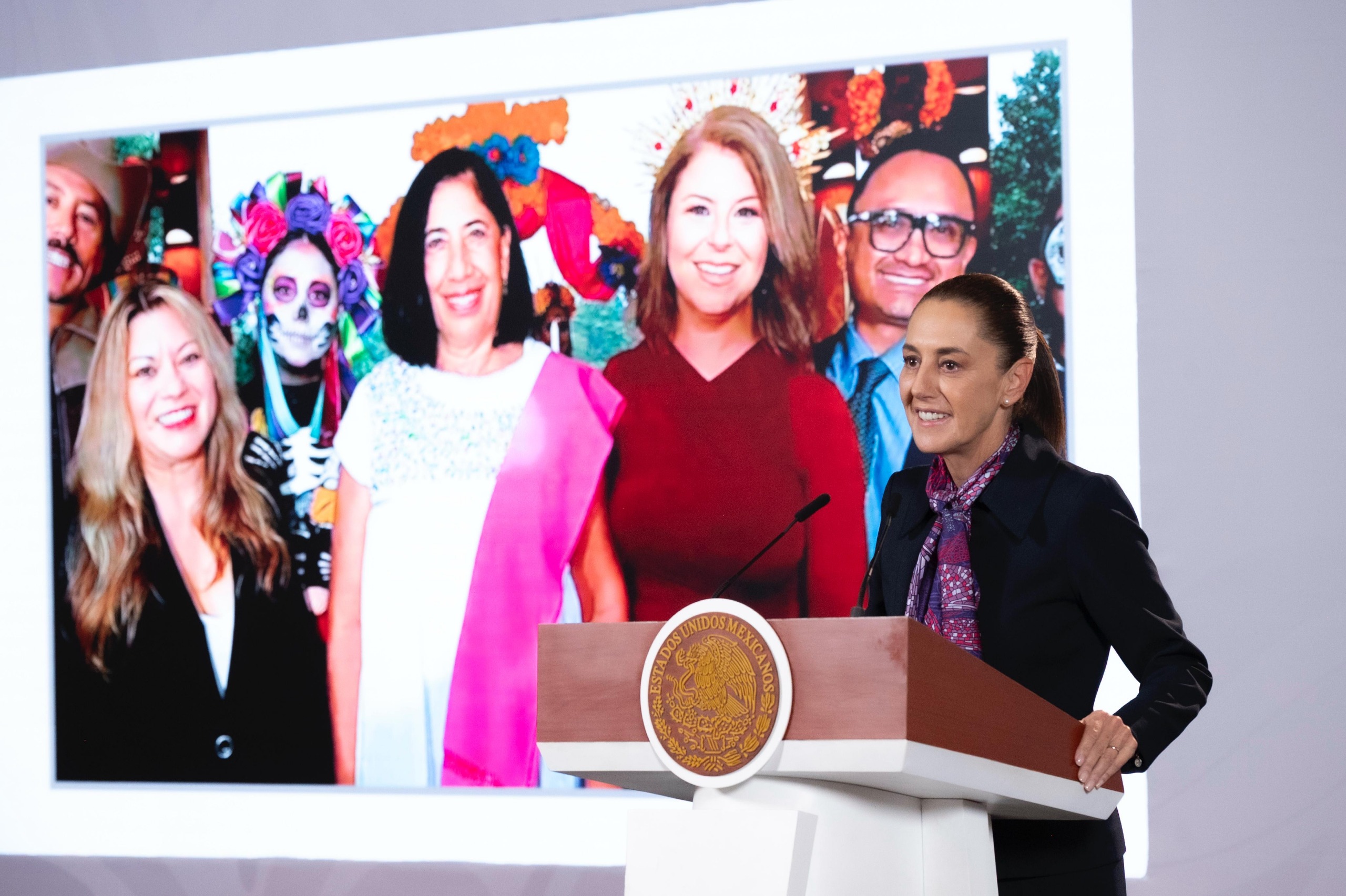 Mexicanos en EE.UU. celebran Día de Muertos; “es el vínculo con el pasado”: Sheinbaum