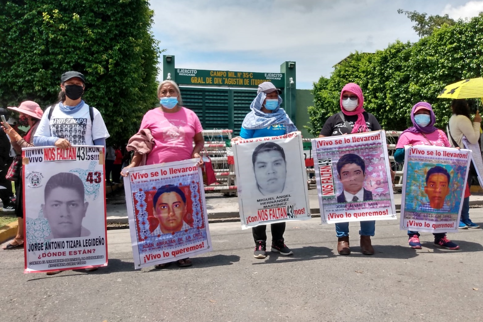 SPR Informa || Familiares de los 43 estudiantes de Ayotzinapa exigen ...