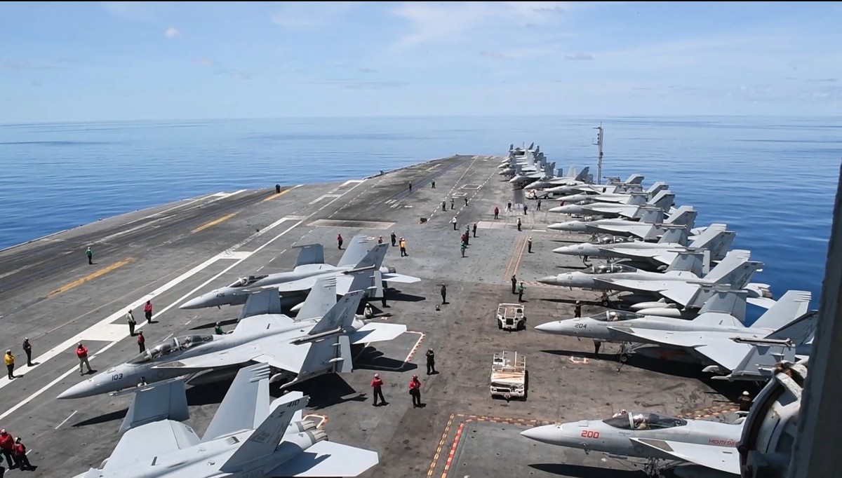 Firma Departamento de Guerra de EE.UU. contratos para aumentar la producción de misiles