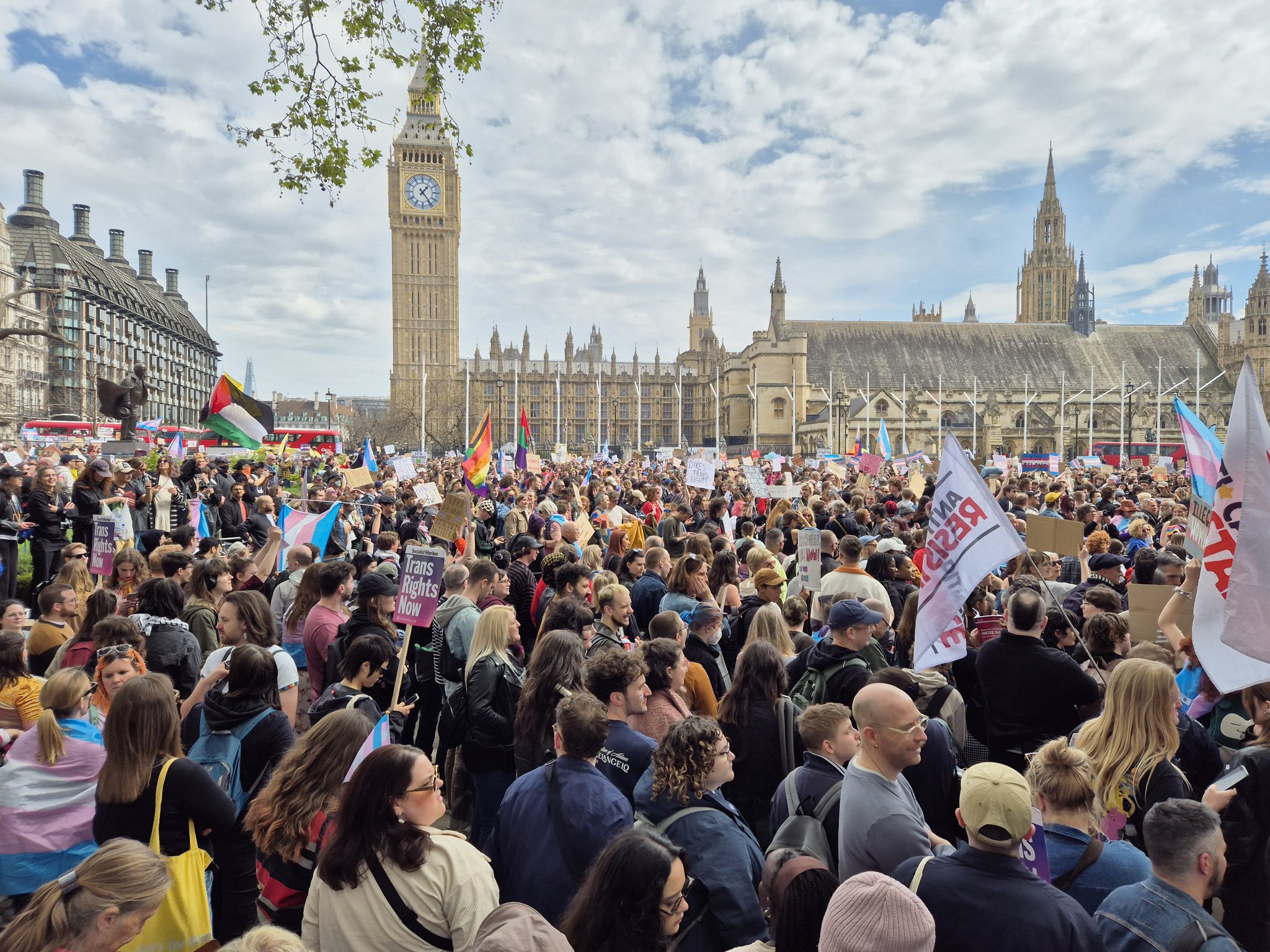 Manifestantes británicos reclaman los derechos de las mujeres trans tras fallo que define a mujeres con base en sexo biológico