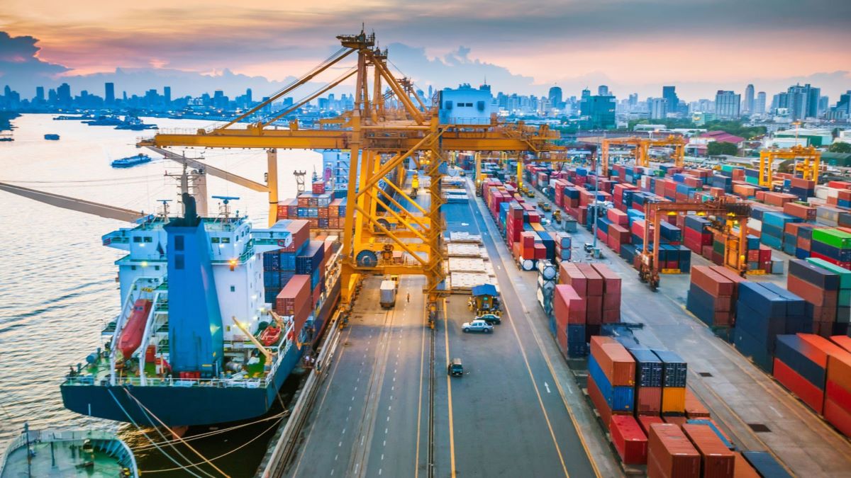 Crece comercio mundial, pero aumentan riesgos para economías en desarrollo, advierte la ONU