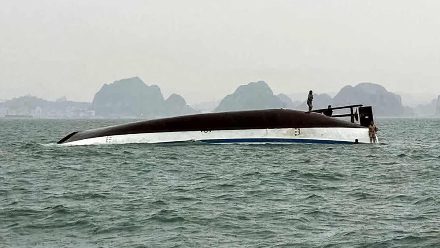 Naufragio en la bahía de Ha Long deja al menos 34 muertos; continúan labores de rescate