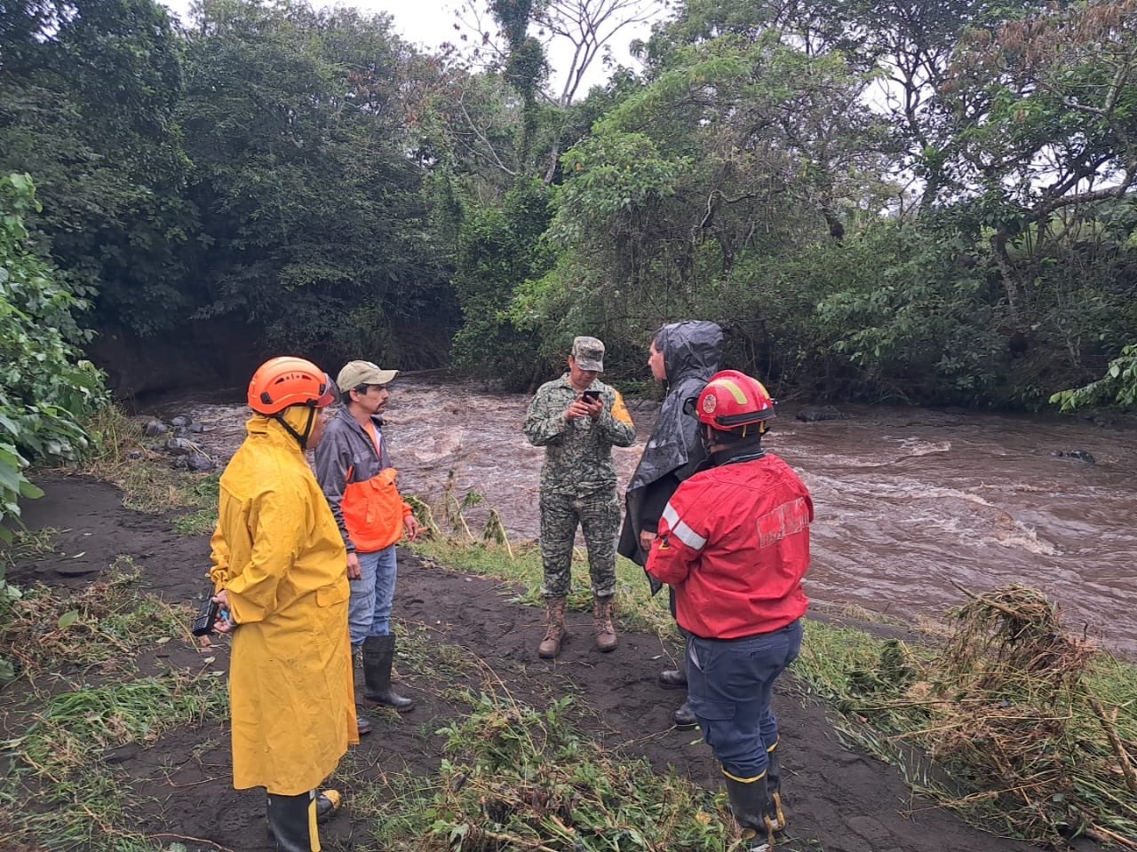 Coordinan los tres órdenes de gobierno atención a municipios afectados por fuertes lluvias en Veracruz