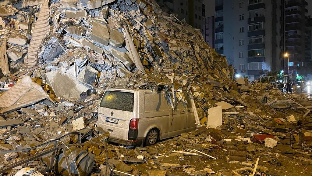 Sacude terremoto de 7.8 grados el sur de Turquía