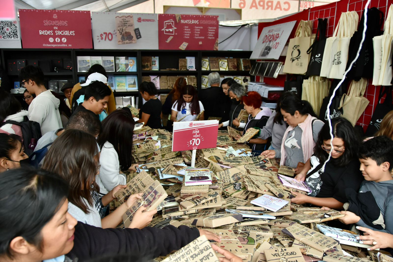 Arrancan la Feria del Libro del Zócalo de la CDMX y el Festival Cervantino en Guanajuato