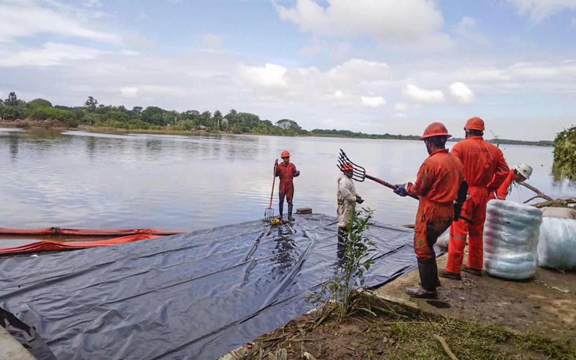 Recupera Pemex 2 millones 519 mil litros de hidrocarburos tras fuga en el río Pantepec, Veracruz