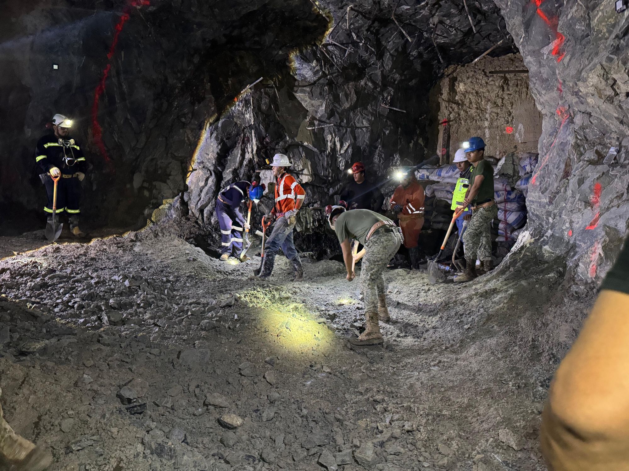 Intensifican extracción de agua y sedimentos de túneles para localizar a trabajadores de la mina Santa Fe