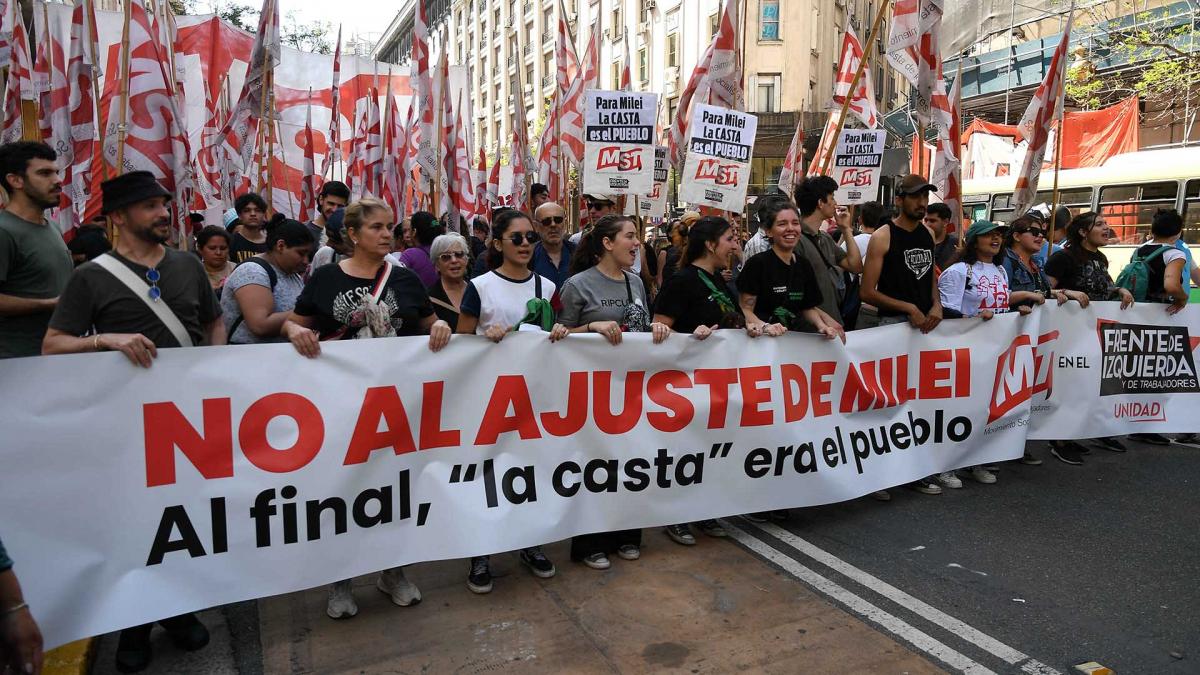 Protestan miles de argentinos en contra de las políticas de Shock de Javier Milei