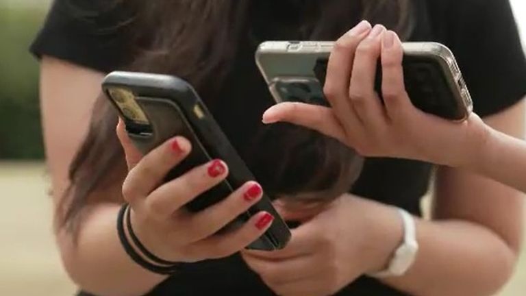 “Los celulares no tienen lugar en las aulas”: Reino Unido hará obligatoria su restricción en escuelas