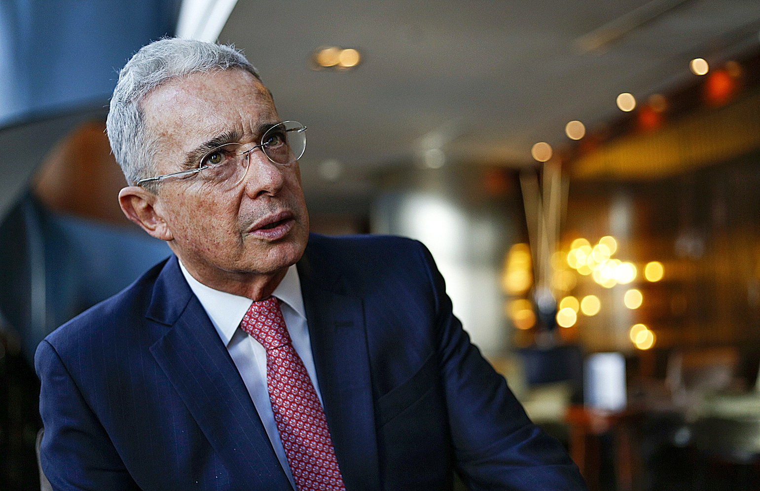 Ordenan liberar a Álvaro Uribe