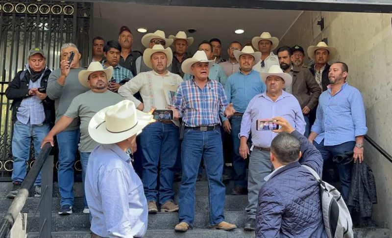 Recibe Segob a campesinos y transportistas en mesa de diálogo